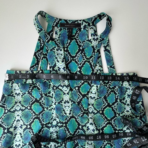 BCBG Maxazria Sleeveless Snake Print Blouse
Split Neck Size XS Green/ Black - Picture 6 of 6